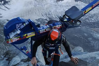 Der britische Extremsportler Matthew Paul Disney: Er hat eine Rudermaschine auf den Mont Blanc getragen – und dort stehen lassen.