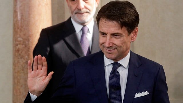 Italiens bisheriger und auch künftiger Ministerpräsident Giuseppe Conte nach seinem Treffen mit Staatspräsident Mattarella. Italiens bisheriger und auch künftiger Ministerpräsident Giuseppe Conte nach seinem Treffen mit Staatspräsident Mattarella.