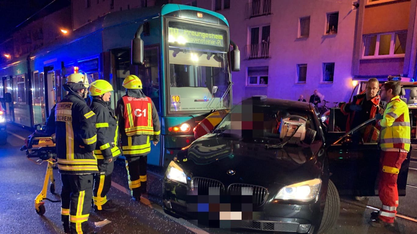 Unfall zwischen einem Auto und einer Tram in Frankfurt: Bei dem Zusammenprall wurde eine Frau verletzt.