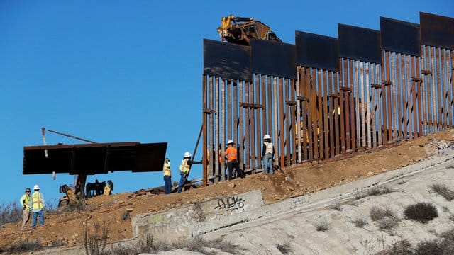 Arbeiter beim Errichten eines neuen Abschnitts der US-Grenzmauer zu Mexiko.