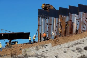 Arbeiter beim Errichten eines neuen Abschnitts der US-Grenzmauer zu Mexiko.