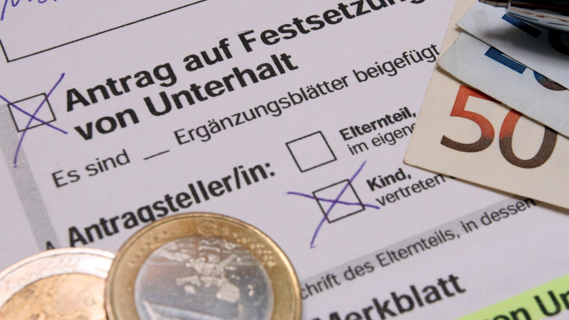 Antrag auf Festsetzung von Unterhalt: Getrennt lebende oder geschiedene Eltern können sich die Betreuung nach dem unechten oder echten Wechselmodell teilen.