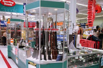 Waffen im Sonderangebot in einem Walmart: Nach den Schießereien in seinen Filialen will der Einzelhandelsriese das Waffenangebot stark reduzieren.