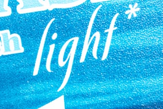 Schriftzug "light": Bei Produkten, die mit "leicht" oder "light" beworben werden, muss der Energiegehalt oder ein Nährstoffanteil um 30 Prozent reduziert sein.