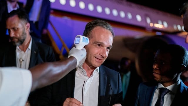 Bei seiner Ankunft in Goma wird die Temperatur von Heiko Maas gemessen.