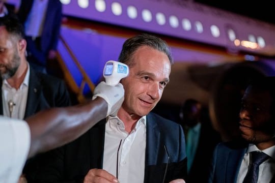 Bei seiner Ankunft in Goma wird die Temperatur von Heiko Maas gemessen.