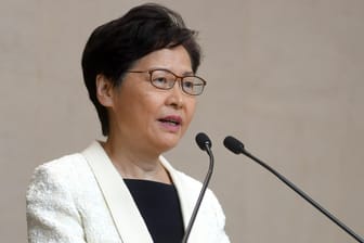 Carrie Lam, Regierungschefin der chinesischen Sonderverwaltungszone Hongkong: Einem Medienbericht zufolge will sie auf das umstrittene Auslieferungsgesetz nach China verzichten.