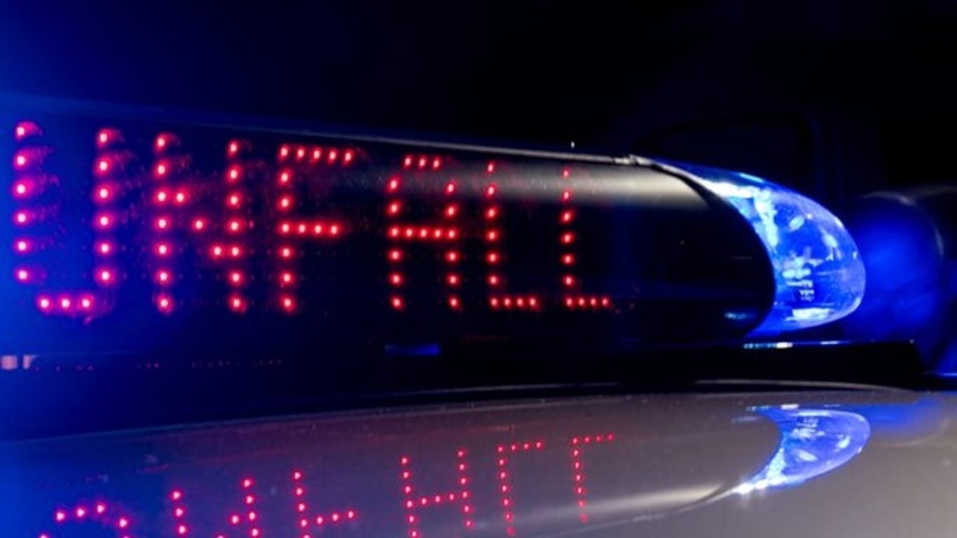 Das Wort "Unfall" blinkt auf einem Polizeifahrzeug: In Wuppertal ist eine Fußgängerin nach einem Unfall mit einem Auto verstorben.