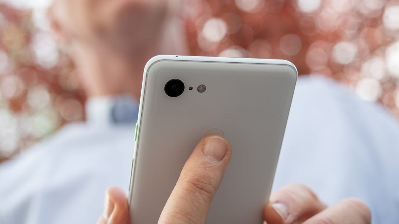 Ein Mann hält das Google Pixel 3 in der Hand: Android 10 ist veröffentlicht worden und wird zuerst auf Pixel-Smartphones installiert.