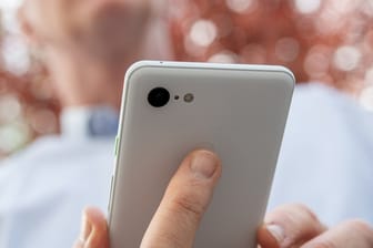 Ein Mann hält das Google Pixel 3 in der Hand: Android 10 ist veröffentlicht worden und wird zuerst auf Pixel-Smartphones installiert.