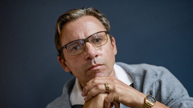 Rocko Schamoni veröffentlicht ein neues Album, auf dem er unter anderem auch den Tod seines Vaters verarbeitet. Rocko Schamoni veröffentlicht ein neues Album, auf dem er unter anderem auch den Tod seines Vaters verarbeitet.