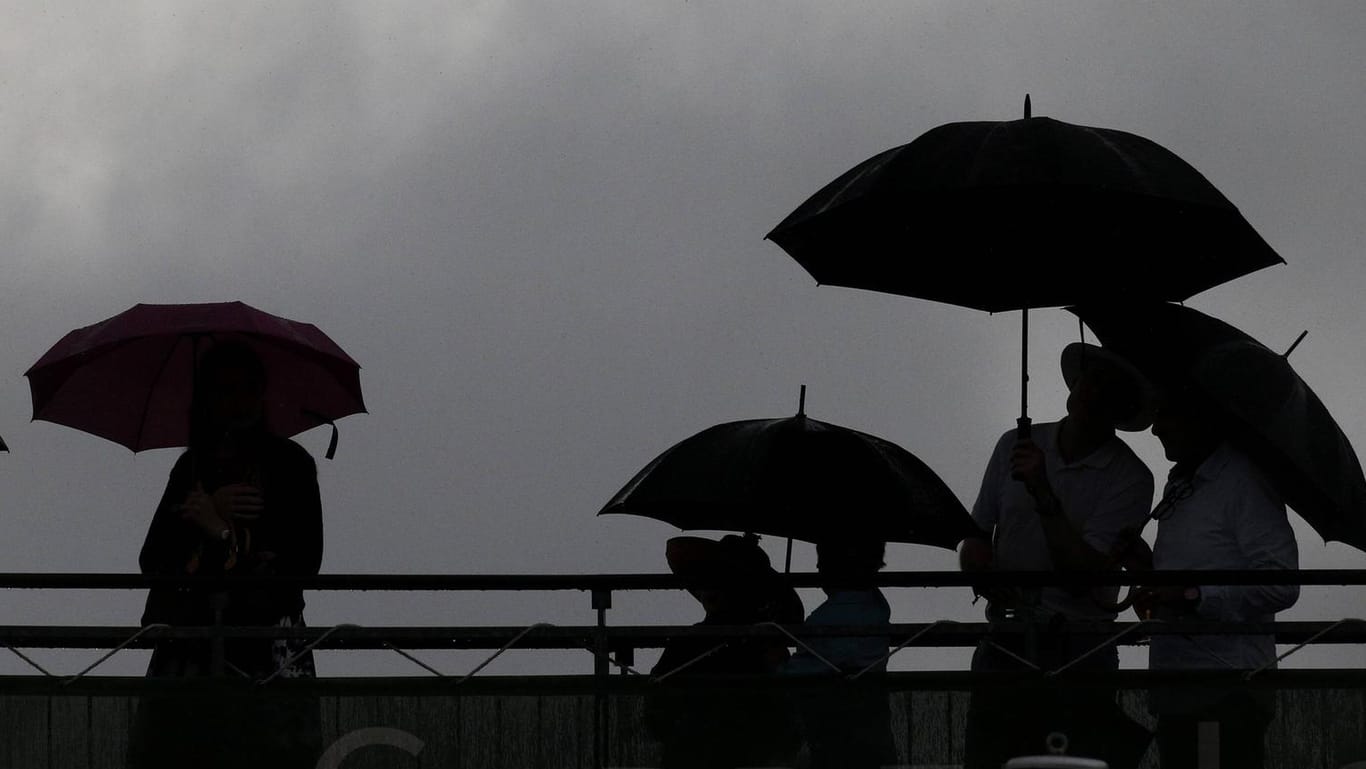 Gerade war es noch sommerlich warm in Deutschland, nun kommt der Temperatursturz. Außerdem wird es nass.