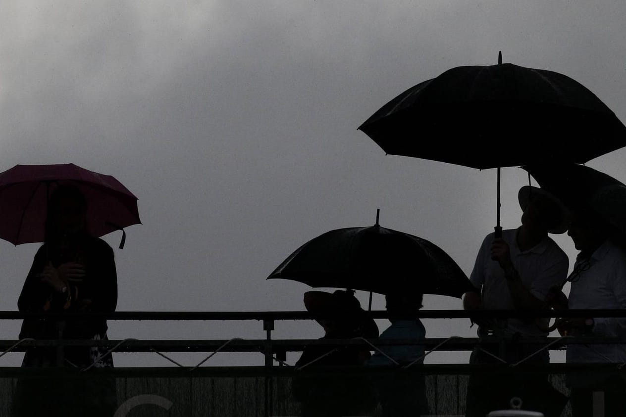 Gerade war es noch sommerlich warm in Deutschland, nun kommt der Temperatursturz. Außerdem wird es nass.