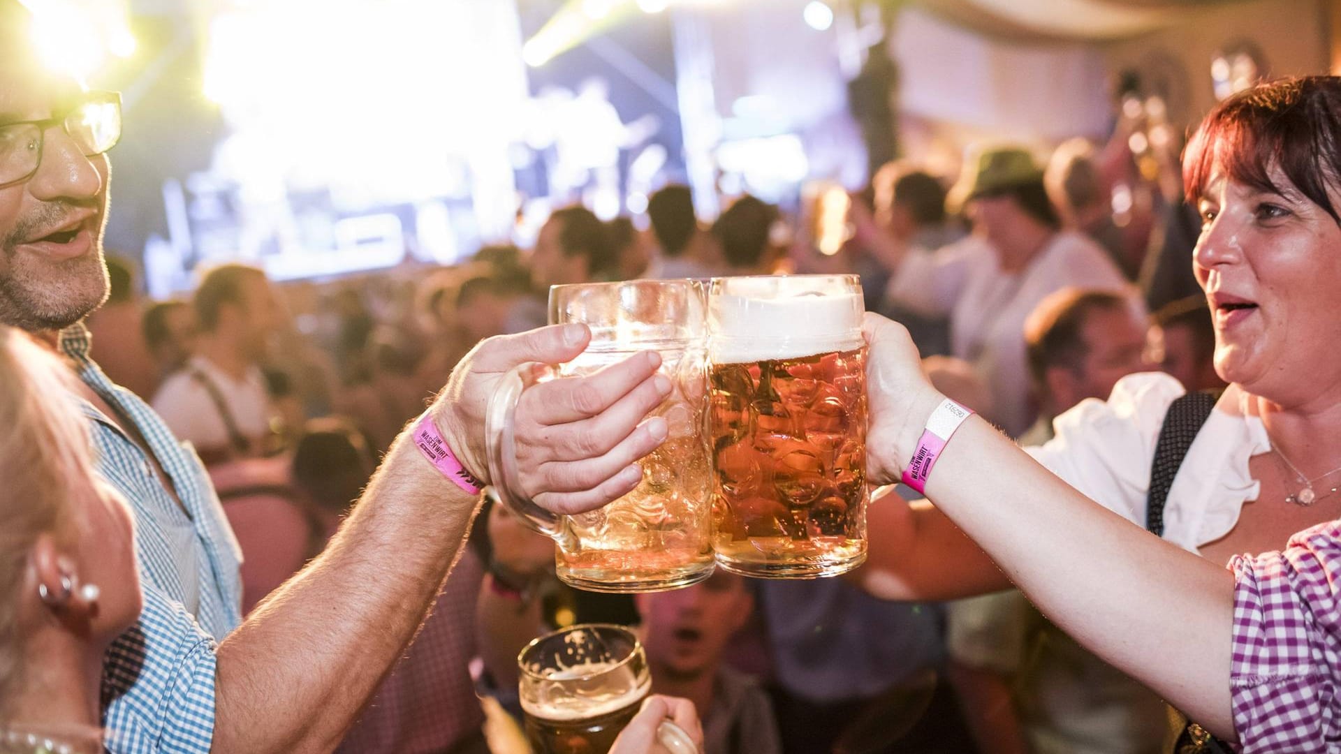 Party im Wasenwirt-Festzelt: Das Volksfest ist gut mit öffentlichen Verkehrsmitteln zu erreichen.