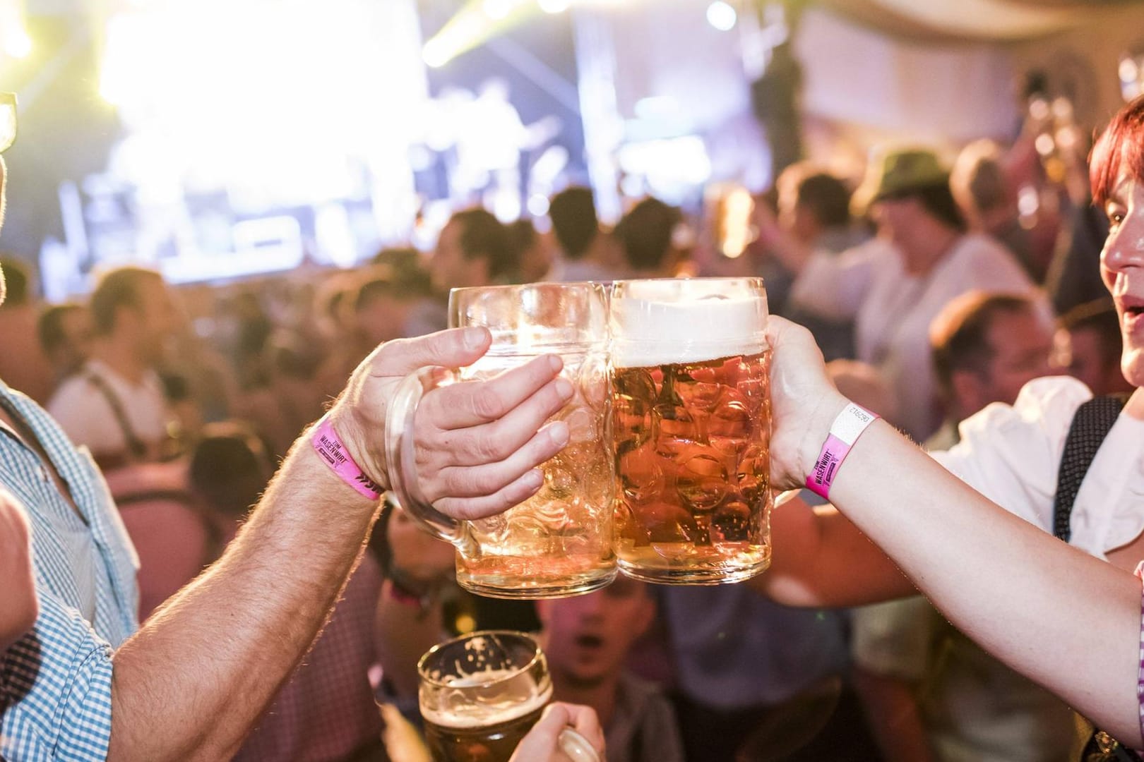 Party im Wasenwirt-Festzelt: Das Volksfest ist gut mit öffentlichen Verkehrsmitteln zu erreichen.