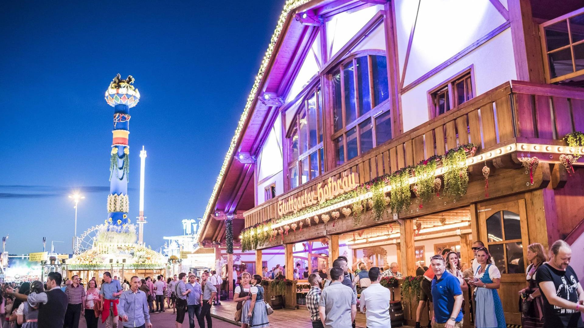 Cannstatter Wasen am Abend: Auf dem Festgelände gibt es neben den Festzelten auch Schaustellerbuden und Fahrgeschäfte.