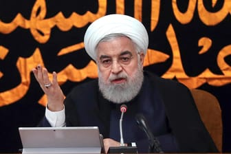 Irans Präsident Hassan Ruhani: Er bekräftigt seine Drohung, dass der Iran sich weiter vom Atomabkommen von 2015 distanzieren könnte.