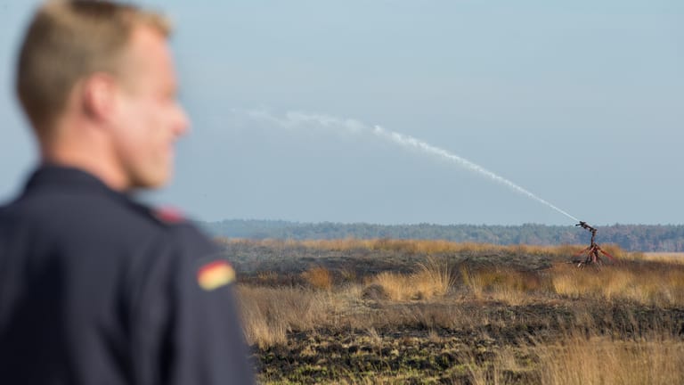 Ein Bundeswehrsoldat vor verbranntem Moorland im letzten Jahr: Der Schaden ging in die Millionen.