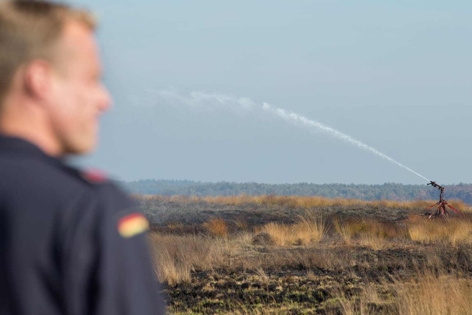 Ein Bundeswehrsoldat vor verbranntem Moorland im letzten Jahr: Der Schaden ging in die Millionen.