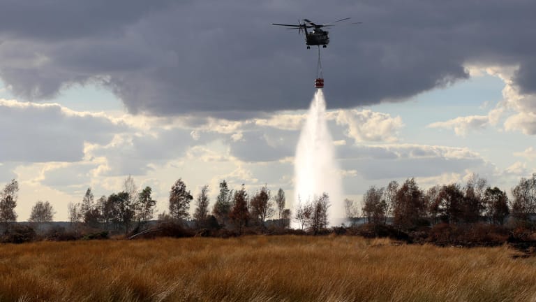 September 2018: Ein Hubschrauber der Bundeswehr löscht in Meppen den Moorbrand auf dem Testgelände.