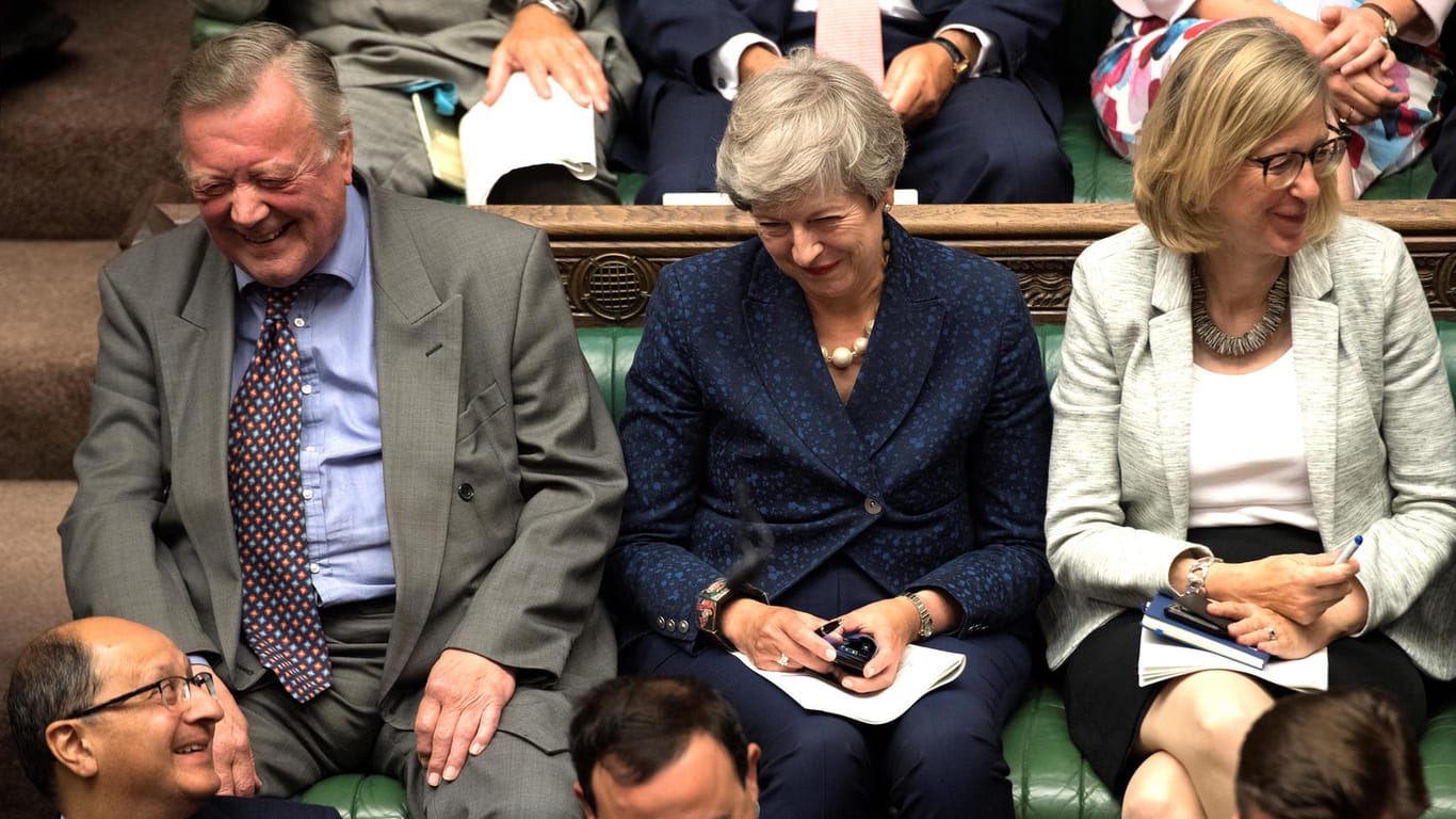 Wer zuletzt lacht ...: Theresa May May verfolgt amüsiert die Debatte im Unterhaus.