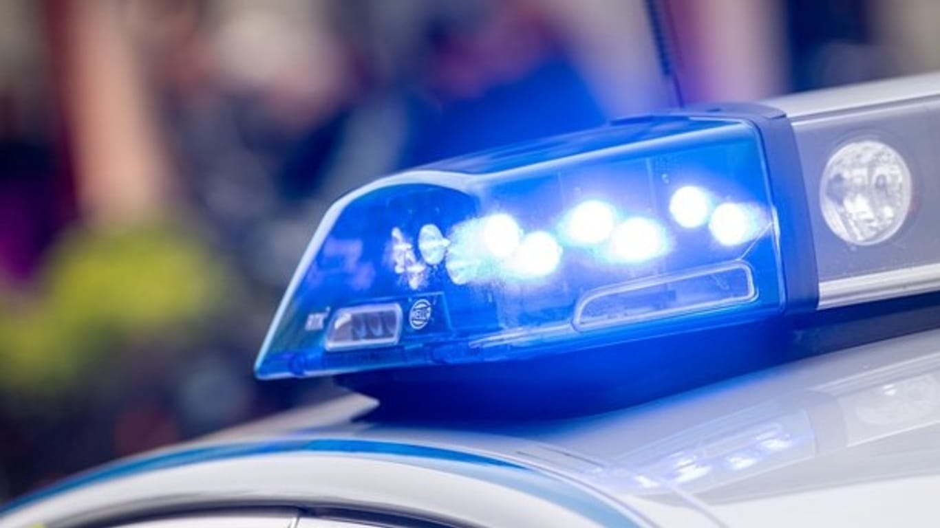 Leuchtendes Blaulicht auf einem Polizeifahrzeug: In Hagen hat ein Unbekannter einen Unfall verursacht und ist danach geflüchtet.
