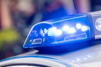 Leuchtendes Blaulicht auf einem Polizeifahrzeug: In Hagen hat ein Unbekannter einen Unfall verursacht und ist danach geflüchtet.