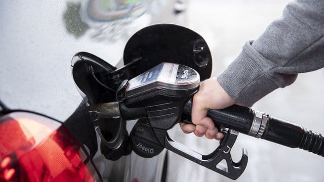 Diesel, Benzin, Heizöl und Erdgas sollen nach dem Willen der Unionsfraktionsspitzen über einen Handel mit CO2-Verschmutzungsrechten teurer werden.