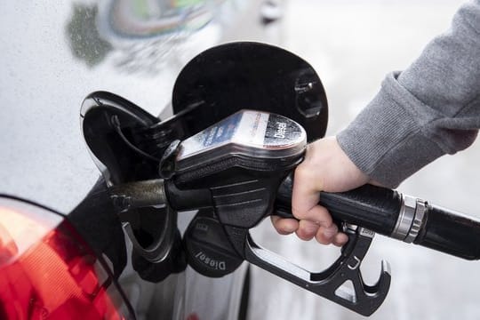 Diesel, Benzin, Heizöl und Erdgas sollen nach dem Willen der Unionsfraktionsspitzen über einen Handel mit CO2-Verschmutzungsrechten teurer werden.