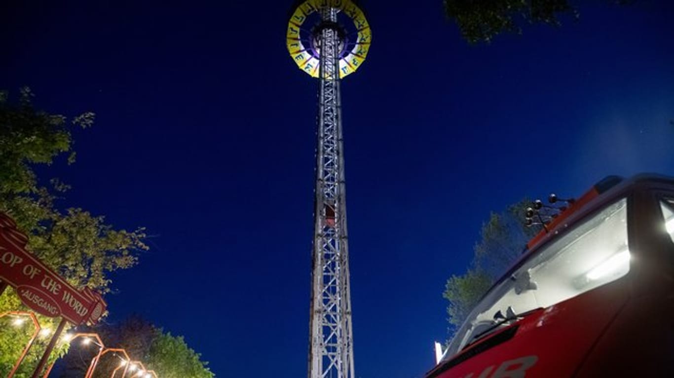 Die Plattform eines Aussichtsturms in einem fränkischen Freizeitpark steckte am Dienstag mit 20 Besuchern in 60 Metern Höhe fest.