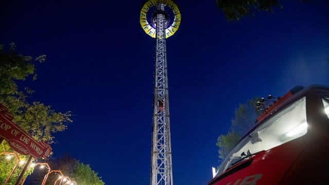 Die Plattform eines Aussichtsturms in einem fränkischen Freizeitpark steckte am Dienstag mit 20 Besuchern in 60 Metern Höhe fest.