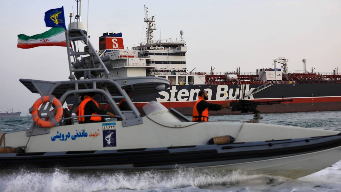 Der britische Öltanker Stena Impero mit iranischen Revolutionsgarden im Vordergrund: Am 21 Juli wurde das Schiff festgesetzt.