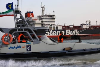 Der britische Öltanker Stena Impero mit iranischen Revolutionsgarden im Vordergrund: Am 21 Juli wurde das Schiff festgesetzt.