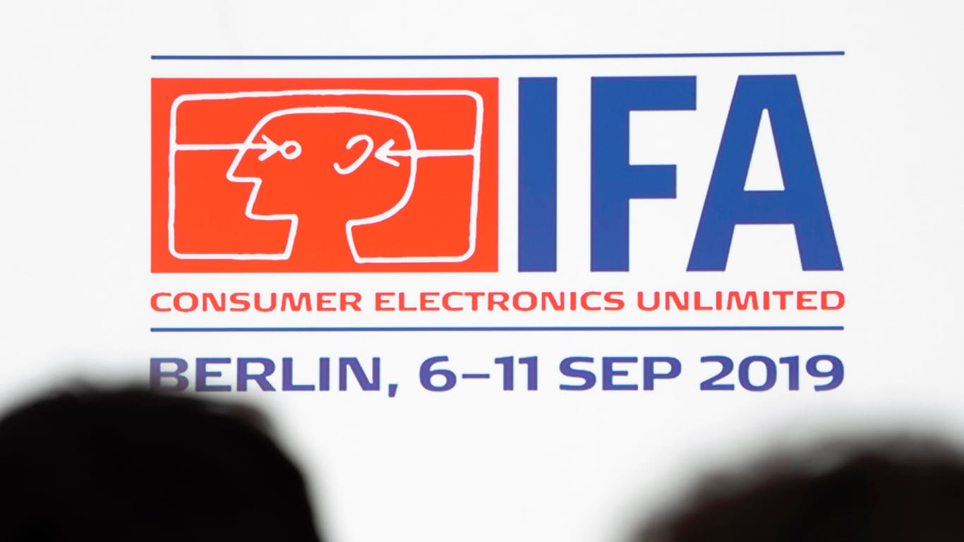 Der Schriftzug "IFA" und das Logo der Internationalen Funkausstellung sind auf einem Plakat zu sehen.