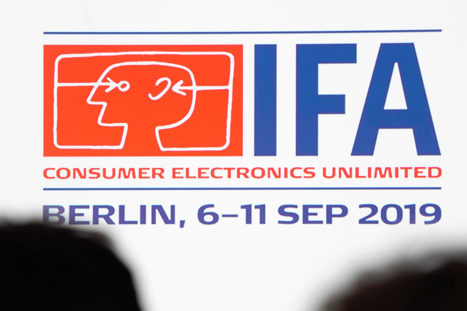 Der Schriftzug "IFA" und das Logo der Internationalen Funkausstellung sind auf einem Plakat zu sehen.