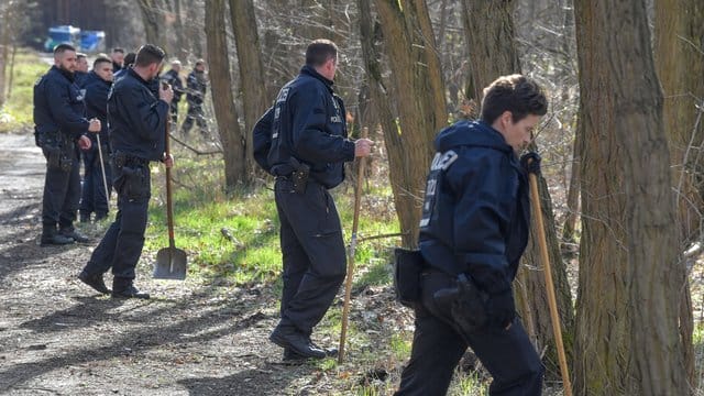 Eine Hundertschaft der Berliner Polizei sucht im März in einem Waldstück bei Storkow (Landkreis Oder-Spree) nach der vermissten Rebecca. Eine Hundertschaft der Berliner Polizei sucht im März in einem Waldstück bei Storkow (Landkreis Oder-Spree) nach der vermissten Rebecca.