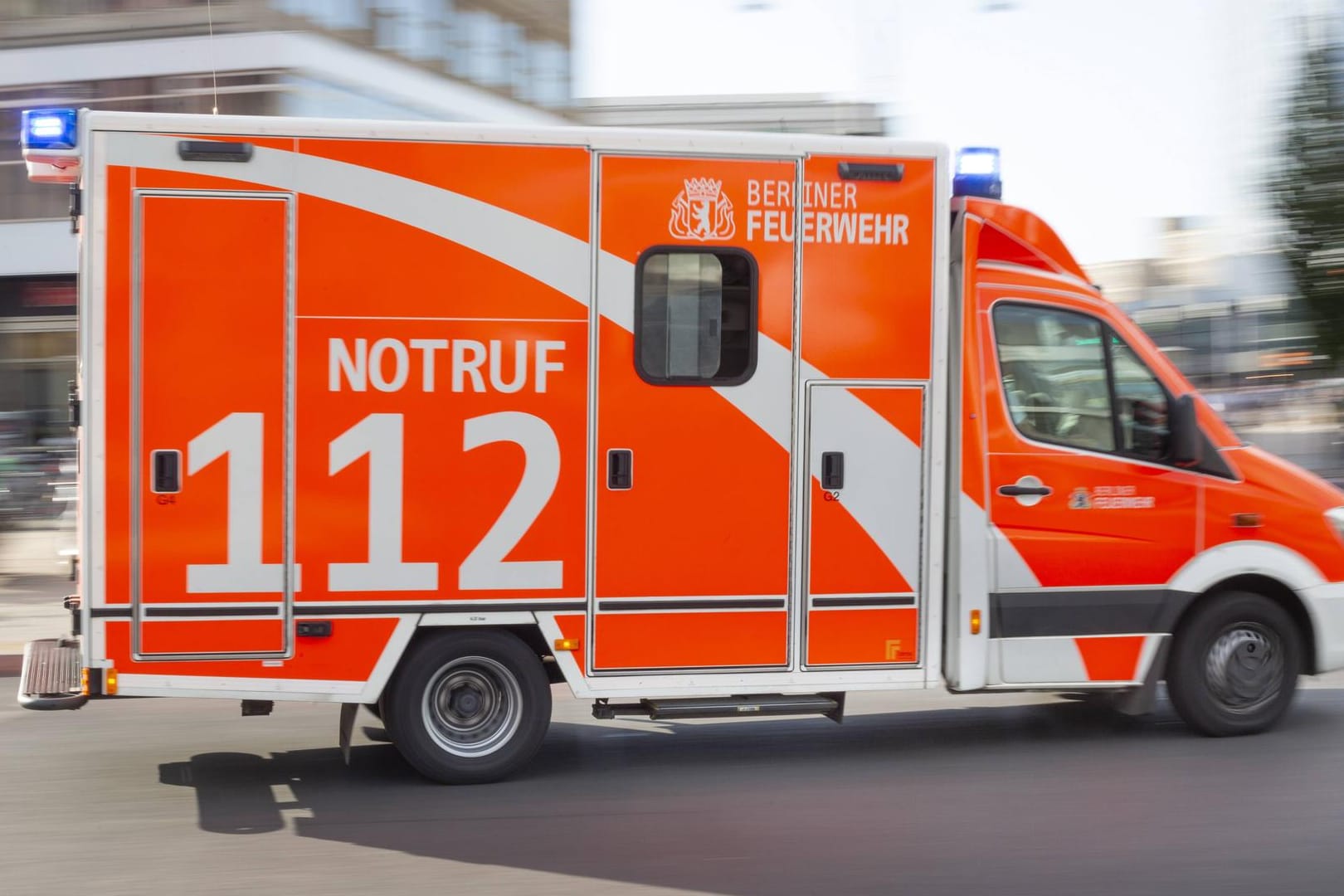 Ein Krankenwagen im Einsatz: Der Obdachlose verletzte sich bei löschen des Feuers an der Hand.