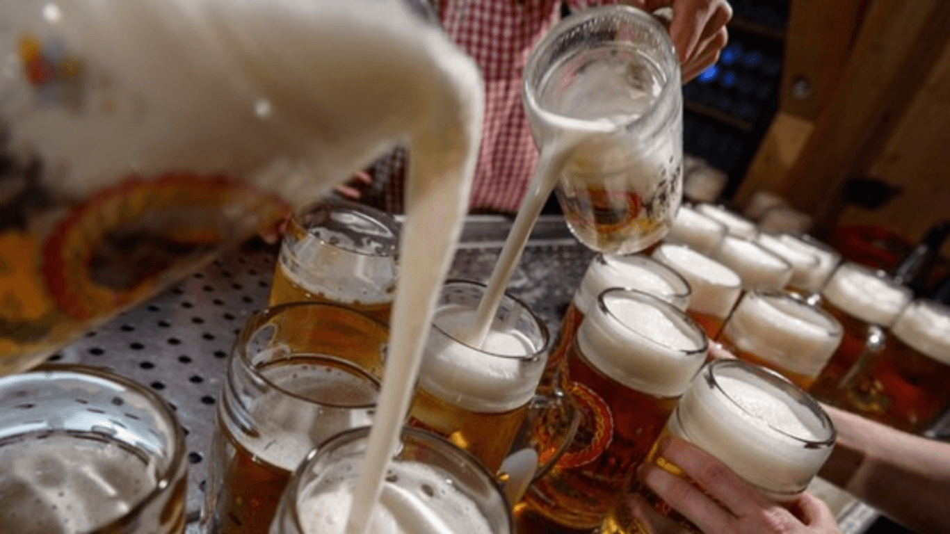Auf dem Cannstatter Volksfest wird Bier ausgeschenkt: Gäste können auf der Wasen nicht jede Marke trinken.