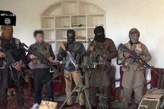 IS-Kämpfer posieren 2016 im Irak mit Waffen (Archivbild): Viele Dschihadisten aus Deutschland sind noch im Land.