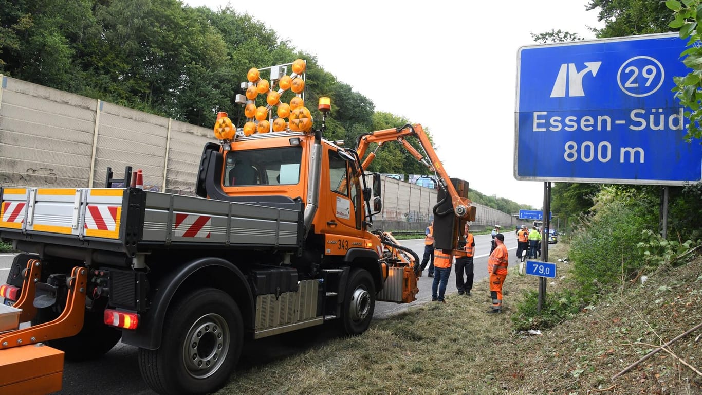 Straßenarbeiten an der A52 bei Essen: Dort haben Straßenarbeiter eine Leiche entdeckt.