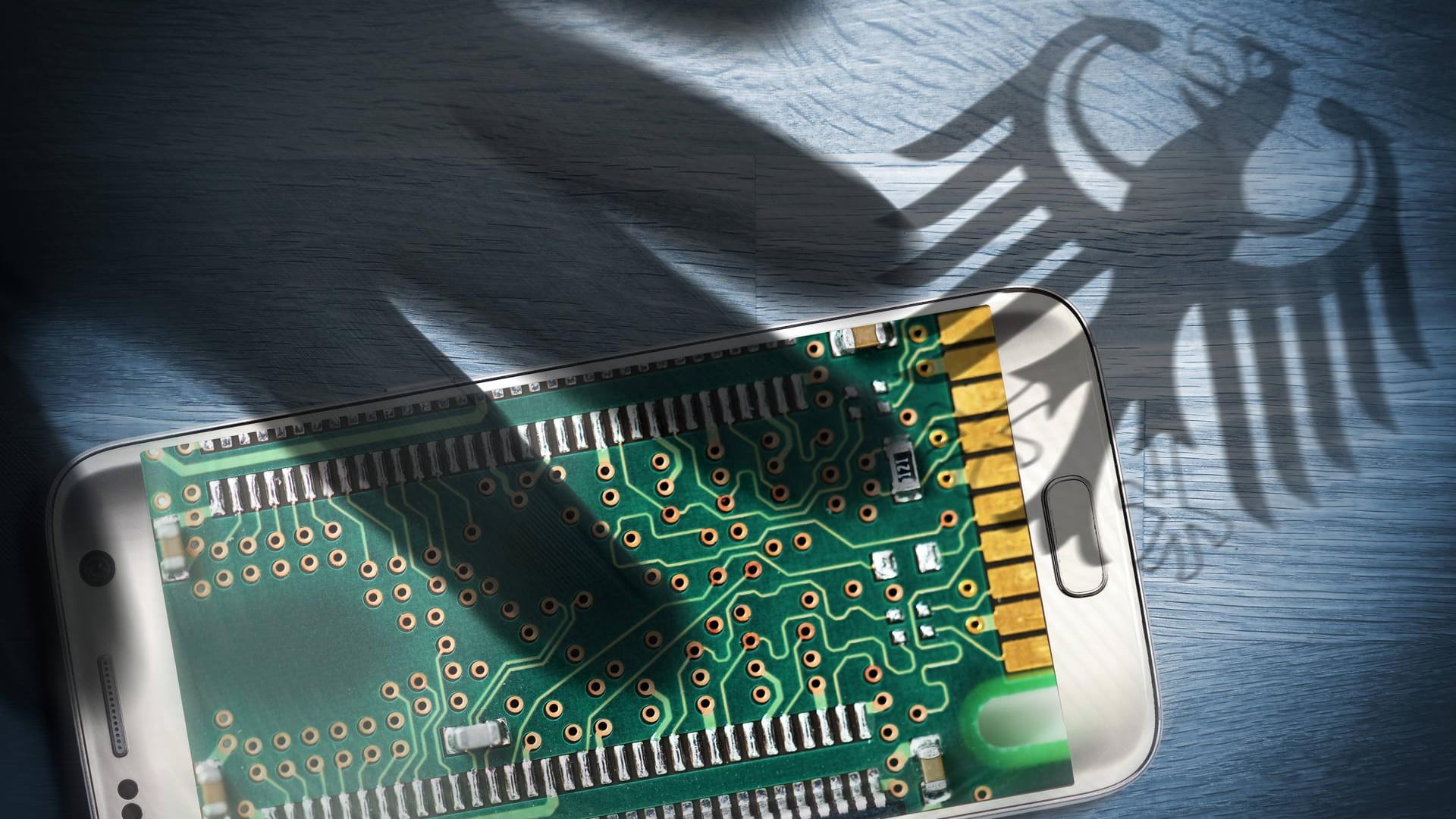 Ein neues Gesetz soll Ermittlern gestatten, Smartphones und Computer heimlich zu überwachen. Ein neues Gesetz soll Ermittlern gestatten, Smartphones und Computer heimlich zu überwachen.