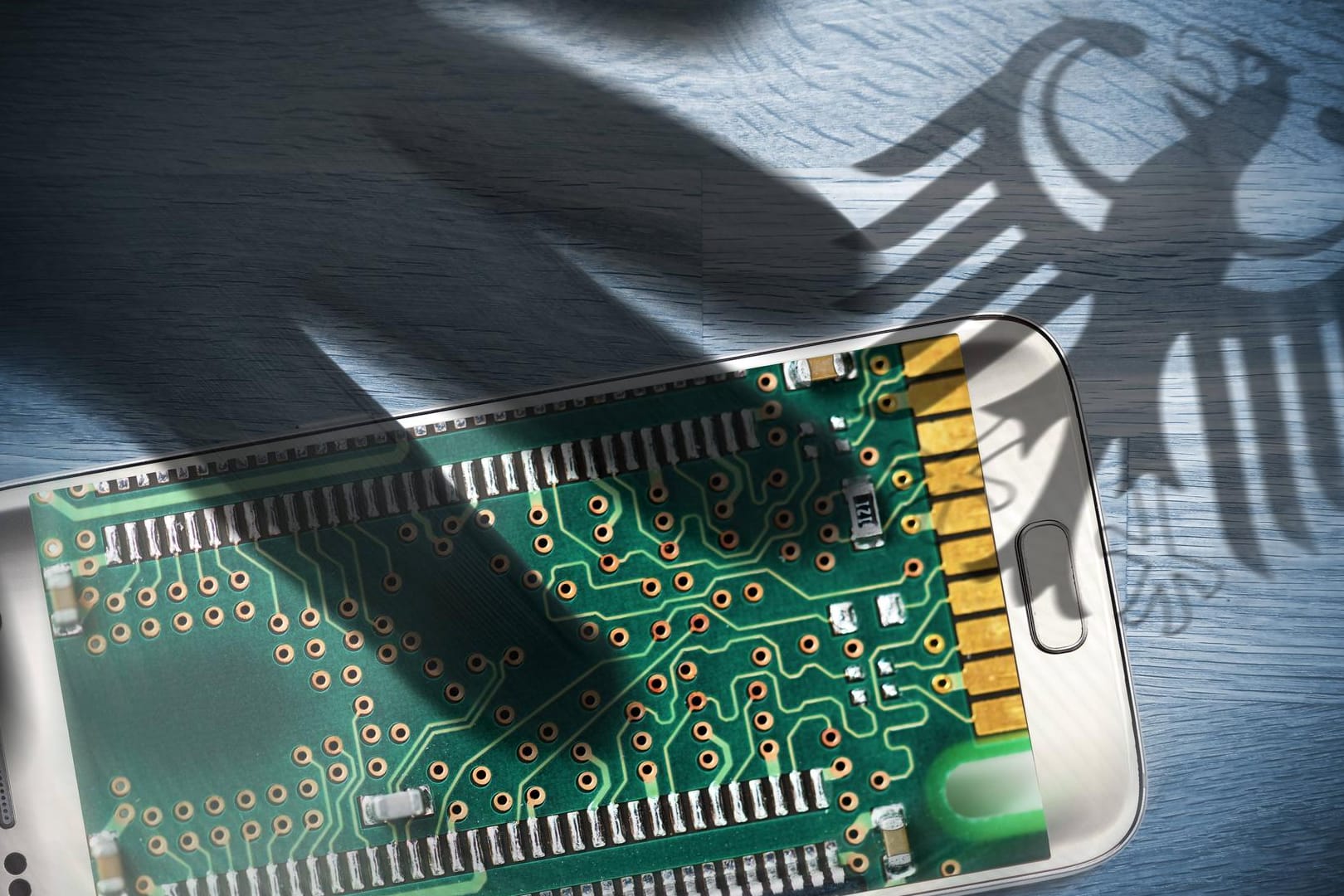 Ein neues Gesetz soll Ermittlern gestatten, Smartphones und Computer heimlich zu überwachen.