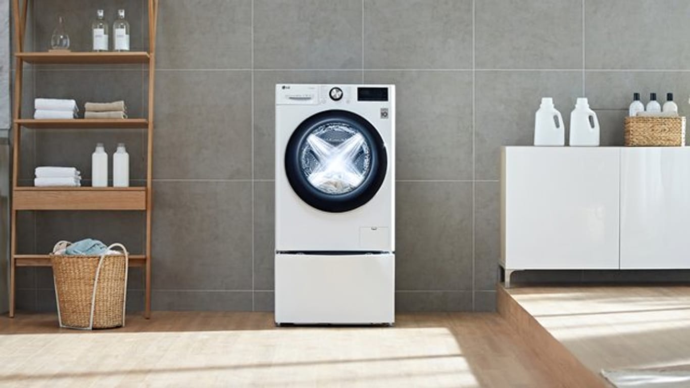Mit Hilfe einer Datenbank kann die neue LG-Waschmaschine die Menge der geladenen Wäsche sowie deren Gewebe analysieren und Waschmuster automatisch darauf anpassen.