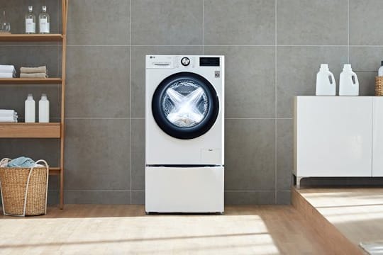 Mit Hilfe einer Datenbank kann die neue LG-Waschmaschine die Menge der geladenen Wäsche sowie deren Gewebe analysieren und Waschmuster automatisch darauf anpassen.