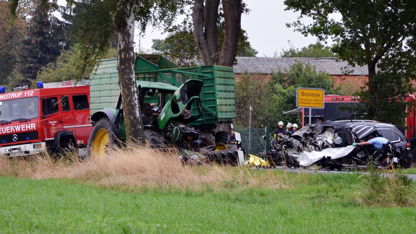 Schwerer Unfall im Altmarkkreis Salzwedel: Der Autofahrer starb, seine beiden Kinder wurden schwer verletzt.