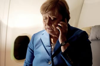 Szene aus "Stunden der Entscheidung": Die Schauspielerin Heike Reichenwallner spielt in dem Dokudrama die Kanzlerin Angela Merkel.