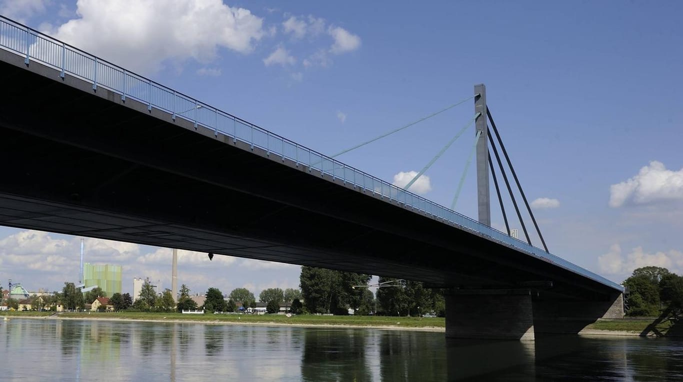 Die Karlsruher Rheinbrücke unter blauem Himmel: Zur Zeit wird die Brücke saniert.