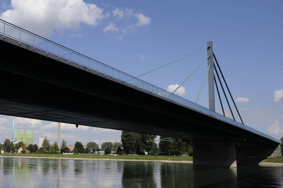 Die Karlsruher Rheinbrücke unter blauem Himmel: Zur Zeit wird die Brücke saniert.