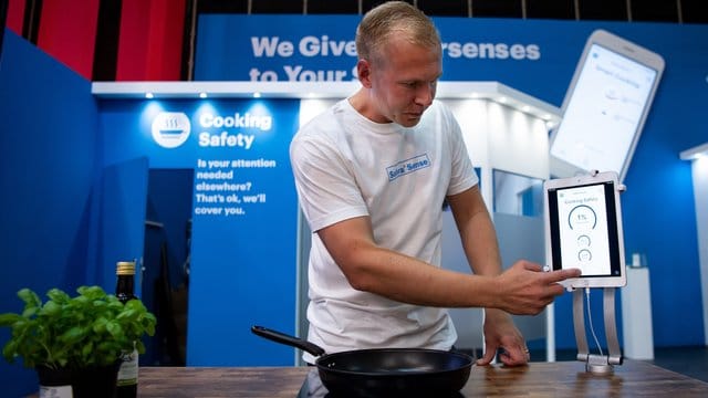 Mikko Reinikainen, CEO der finnischen Firma Safera, bedient auf der IFA einen "Smart Cooking Sensor". Mikko Reinikainen, CEO der finnischen Firma Safera, bedient auf der IFA einen "Smart Cooking Sensor".