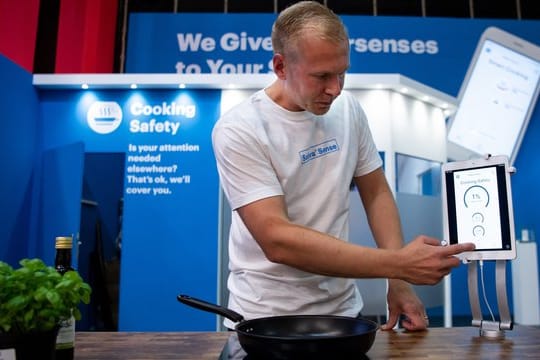 Mikko Reinikainen, CEO der finnischen Firma Safera, bedient auf der IFA einen "Smart Cooking Sensor".